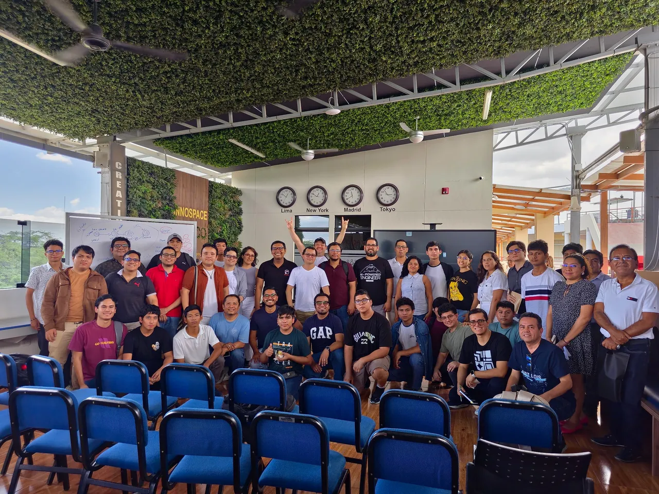Integrantes y asistentes del primer evento de Piura AI posan juntos en INNOSPACE, Piura